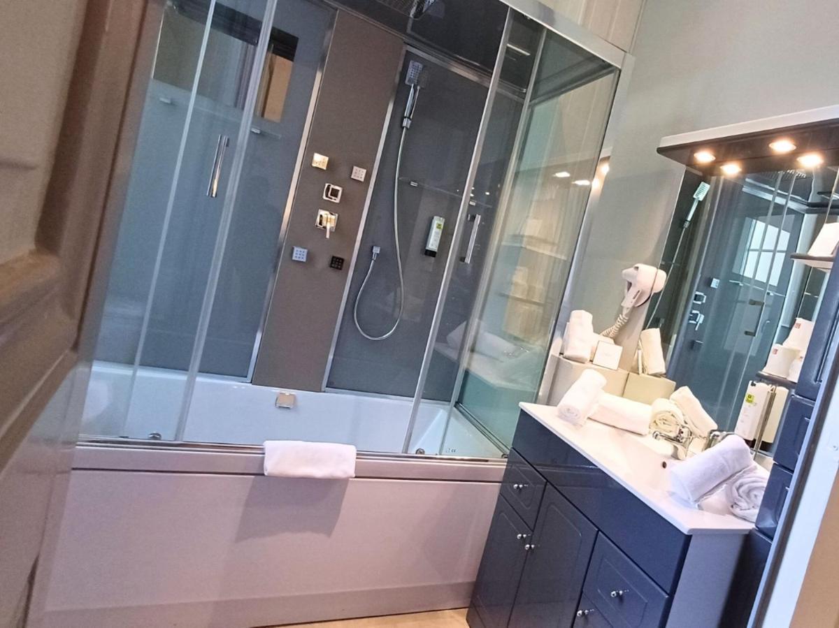 Salle de bains dans l'établissement Grand Hôtel de Bourbon-Lancy - Spa et Restaurant - Logis