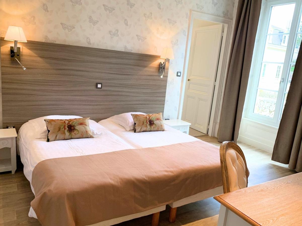 Un ou plusieurs lits dans un hébergement de l'établissement Grand Hôtel de Bourbon-Lancy - Spa et Restaurant - Logis