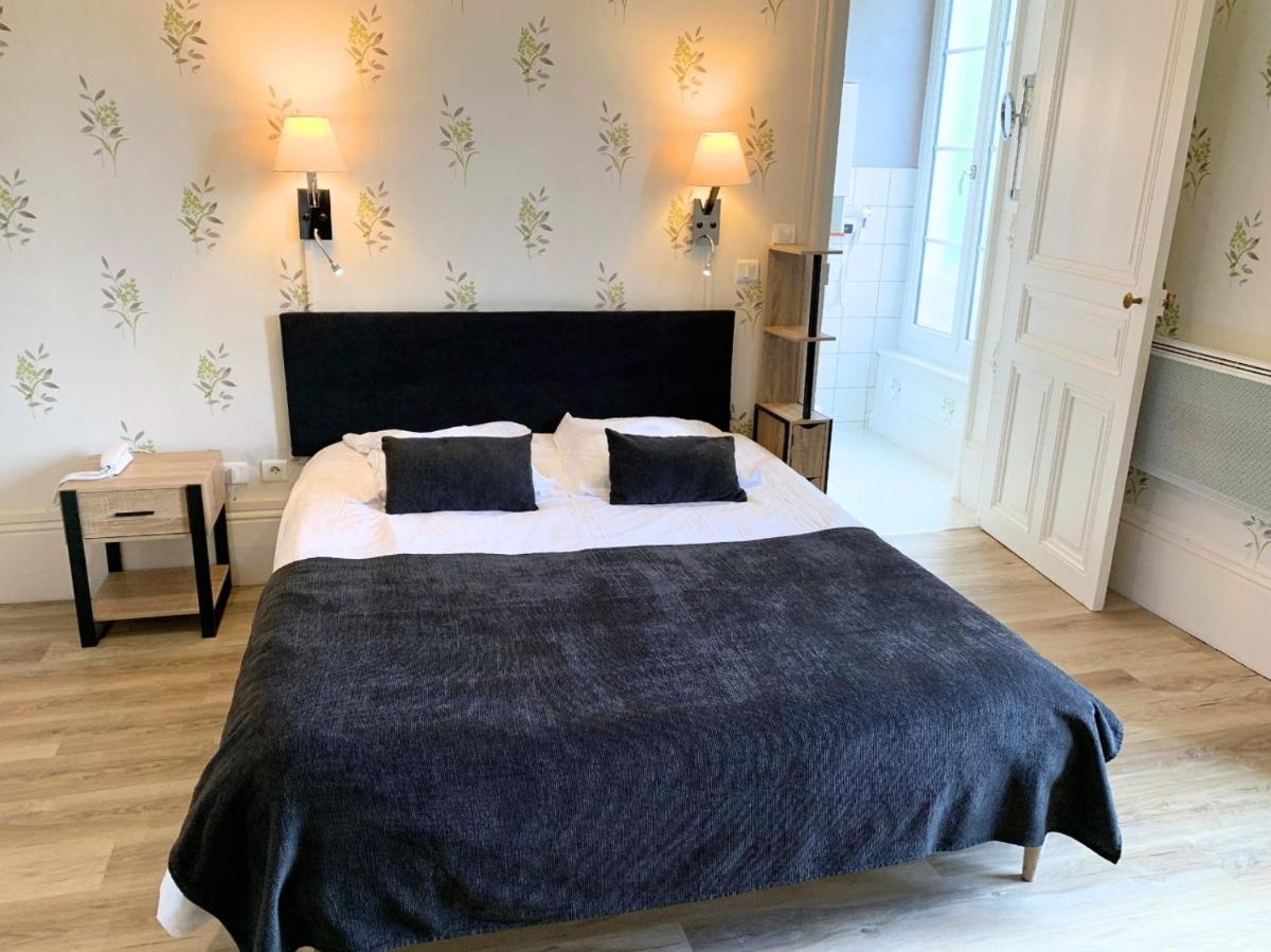 Un ou plusieurs lits dans un hébergement de l'établissement Grand Hôtel de Bourbon-Lancy - Spa et Restaurant - Logis