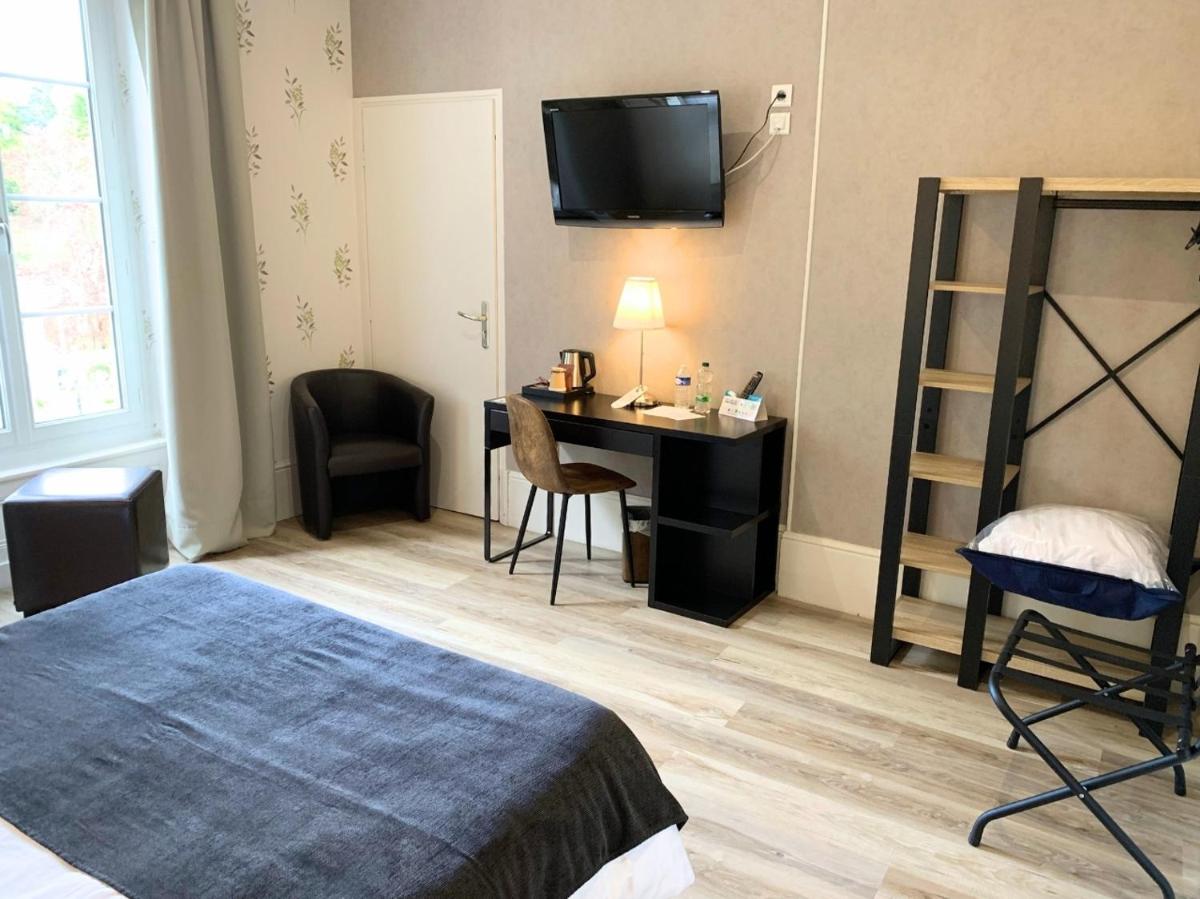 Un ou plusieurs lits dans un hébergement de l'établissement Grand Hôtel de Bourbon-Lancy - Spa et Restaurant - Logis