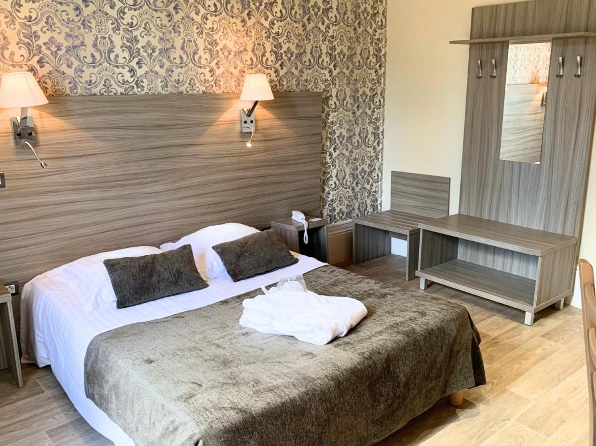 Un ou plusieurs lits dans un hébergement de l'établissement Grand Hôtel de Bourbon-Lancy - Spa et Restaurant - Logis