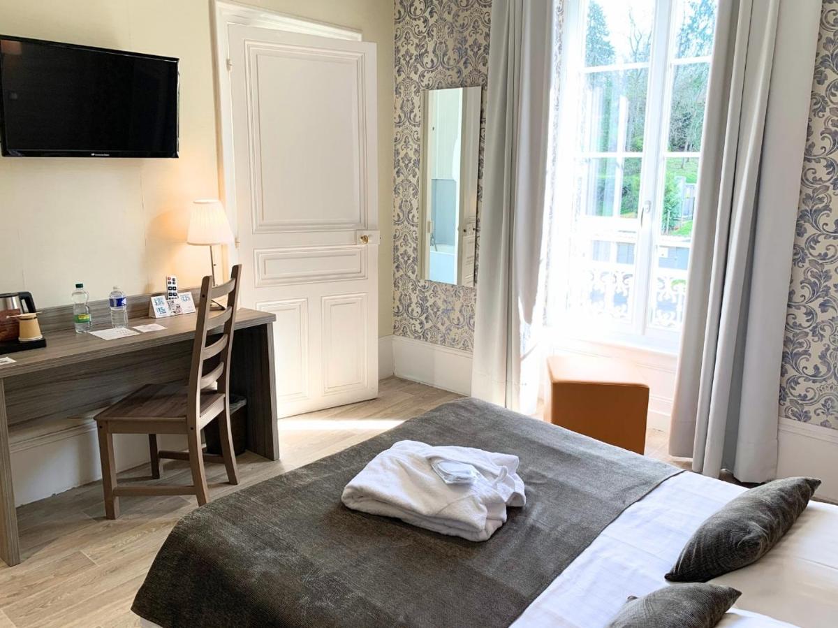 Un ou plusieurs lits dans un hébergement de l'établissement Grand Hôtel de Bourbon-Lancy - Spa et Restaurant - Logis