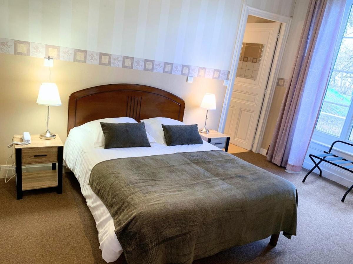 Un ou plusieurs lits dans un hébergement de l'établissement Grand Hôtel de Bourbon-Lancy - Spa et Restaurant - Logis