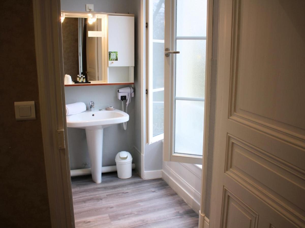 Salle de bains dans l'établissement Grand Hôtel de Bourbon-Lancy - Spa et Restaurant - Logis