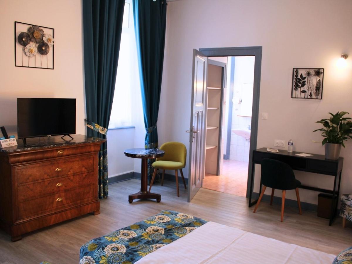 Télévision ou salle de divertissement dans l'établissement Grand Hôtel de Bourbon-Lancy - Spa et Restaurant - Logis