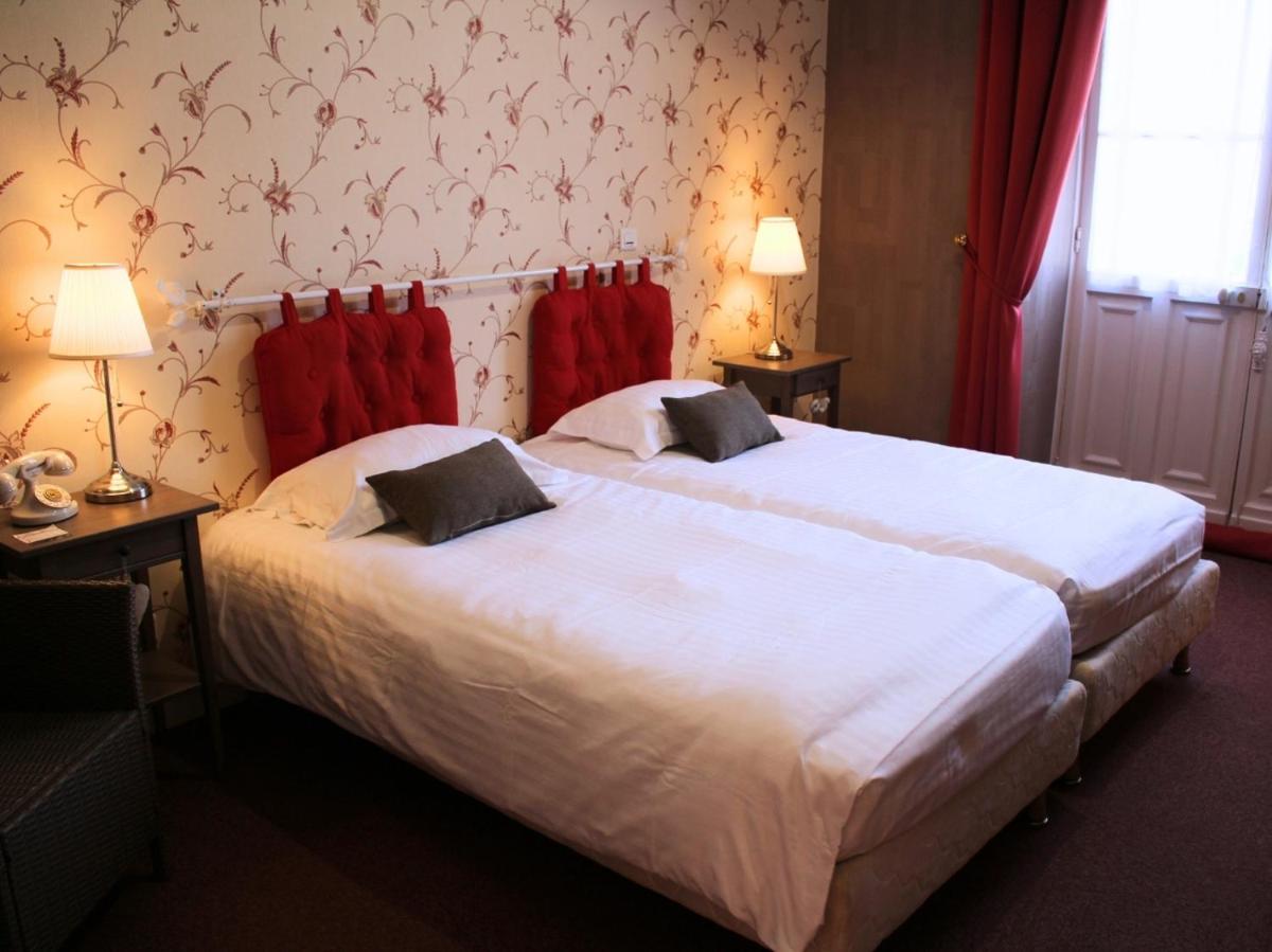 Un ou plusieurs lits dans un hébergement de l'établissement Grand Hôtel de Bourbon-Lancy - Spa et Restaurant - Logis