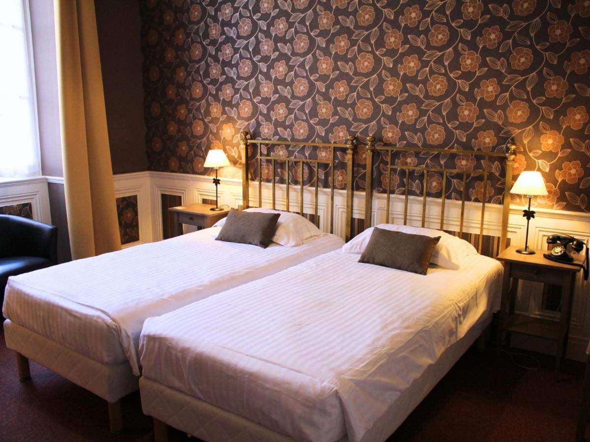 Un ou plusieurs lits dans un hébergement de l'établissement Grand Hôtel de Bourbon-Lancy - Spa et Restaurant - Logis