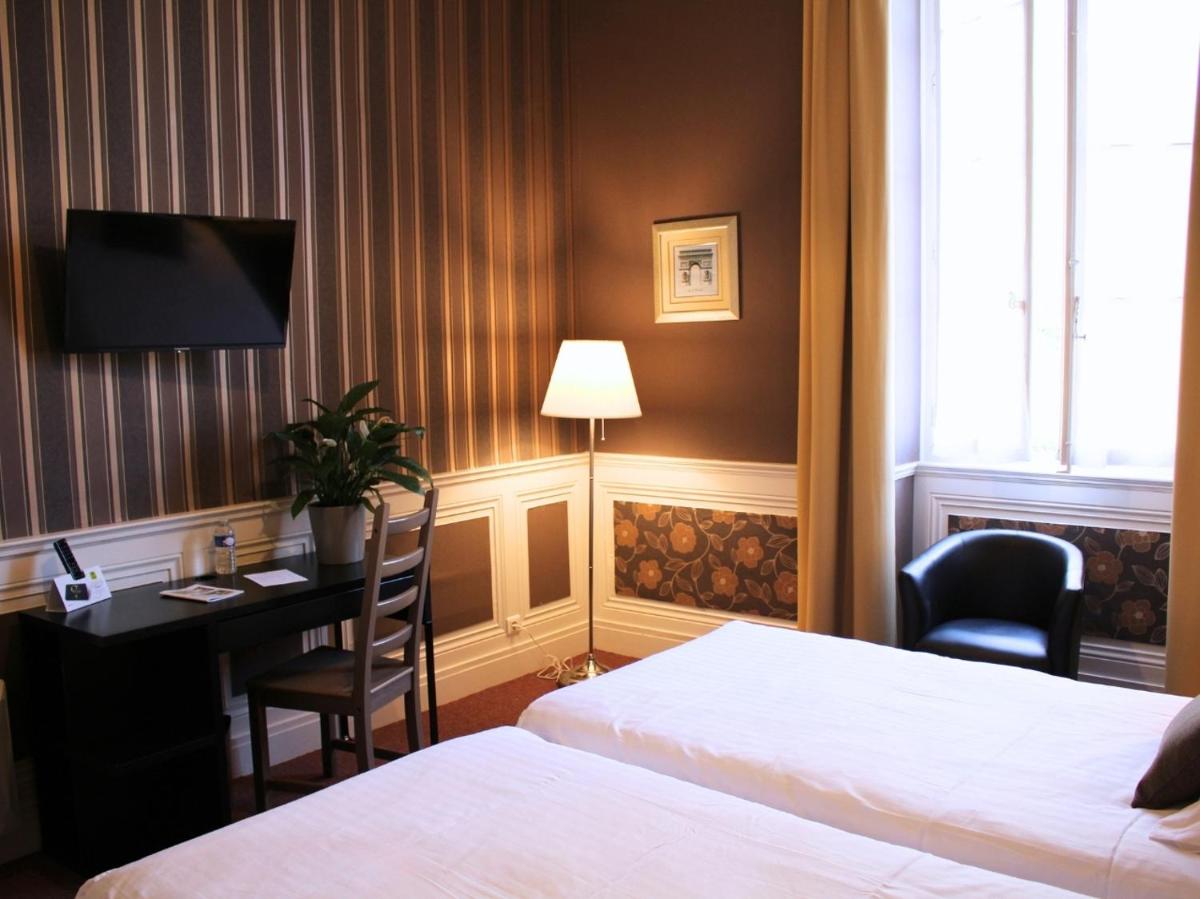 Un ou plusieurs lits dans un hébergement de l'établissement Grand Hôtel de Bourbon-Lancy - Spa et Restaurant - Logis