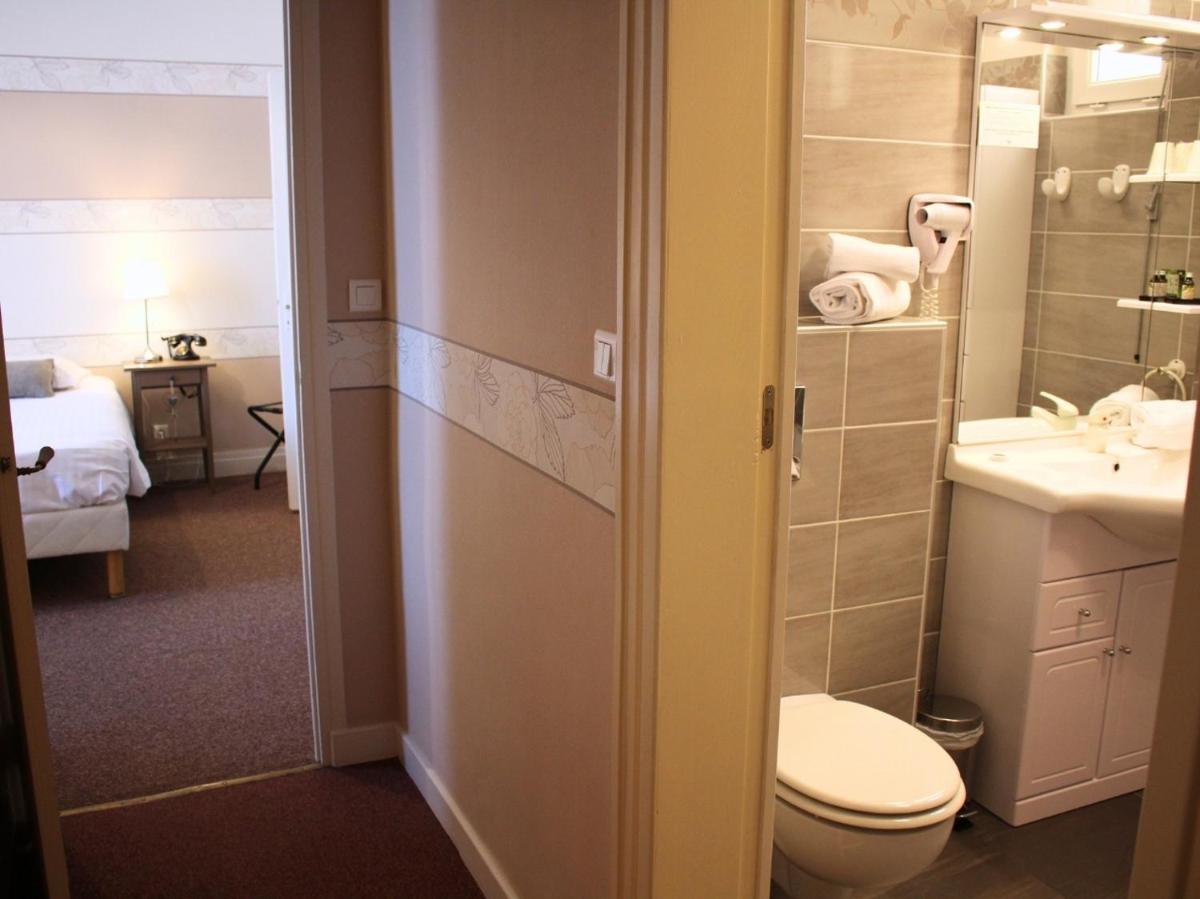 Salle de bains dans l'établissement Grand Hôtel de Bourbon-Lancy - Spa et Restaurant - Logis