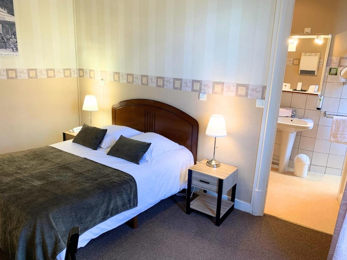Un ou plusieurs lits dans un hébergement de l'établissement Grand Hôtel de Bourbon-Lancy - Spa et Restaurant - Logis
