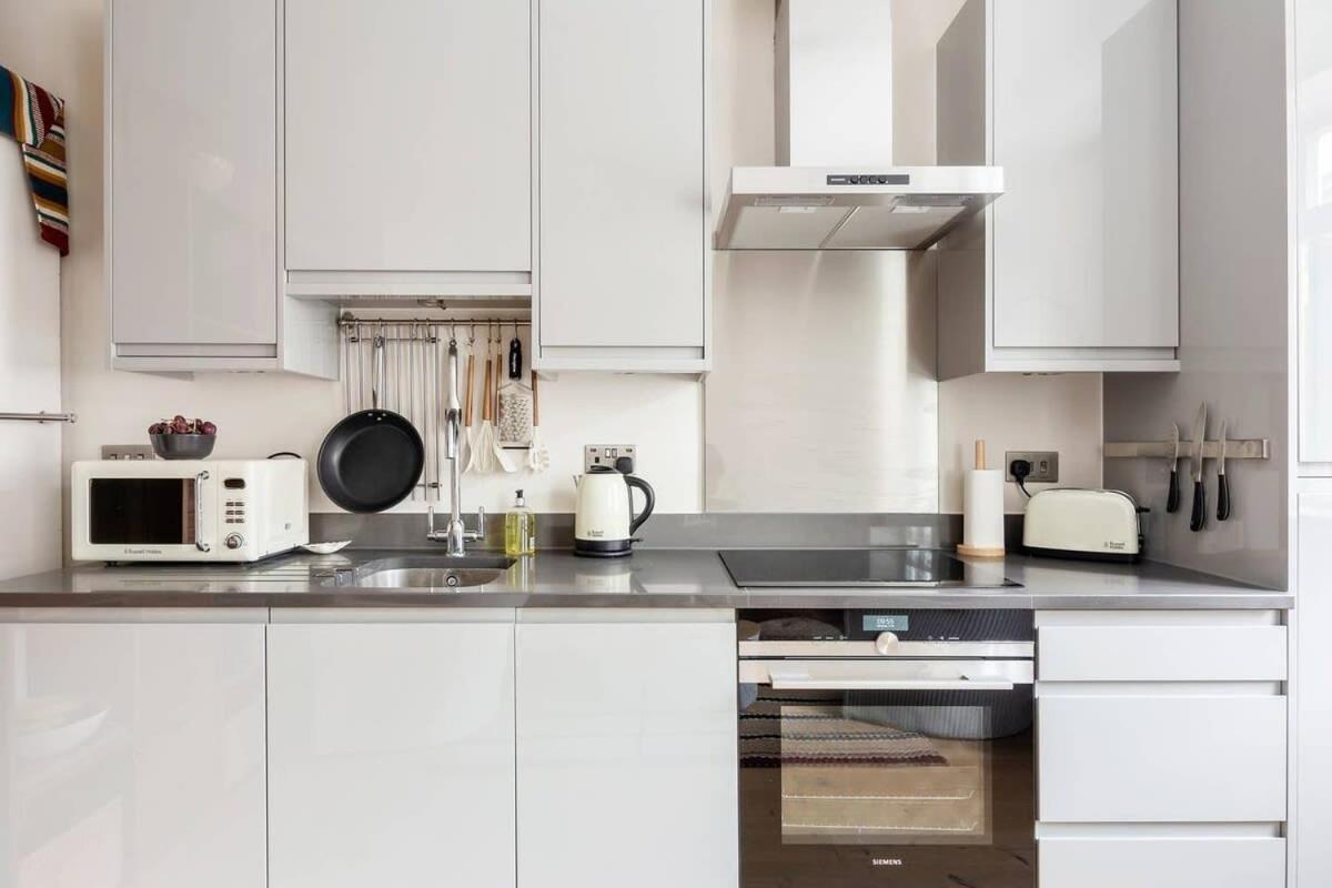 Large Luxury Studio in Heart of Richmond - Housity