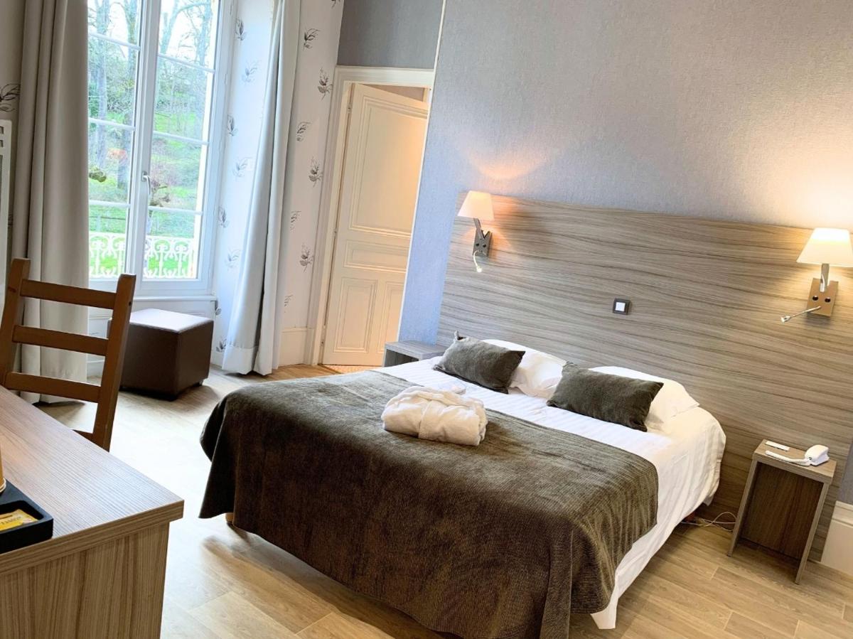 Un ou plusieurs lits dans un hébergement de l'établissement Grand Hôtel de Bourbon-Lancy - Spa et Restaurant - Logis