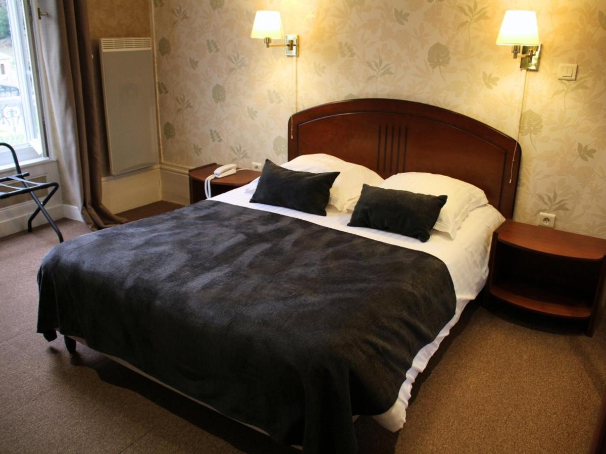 Un ou plusieurs lits dans un hébergement de l'établissement Grand Hôtel de Bourbon-Lancy - Spa et Restaurant - Logis