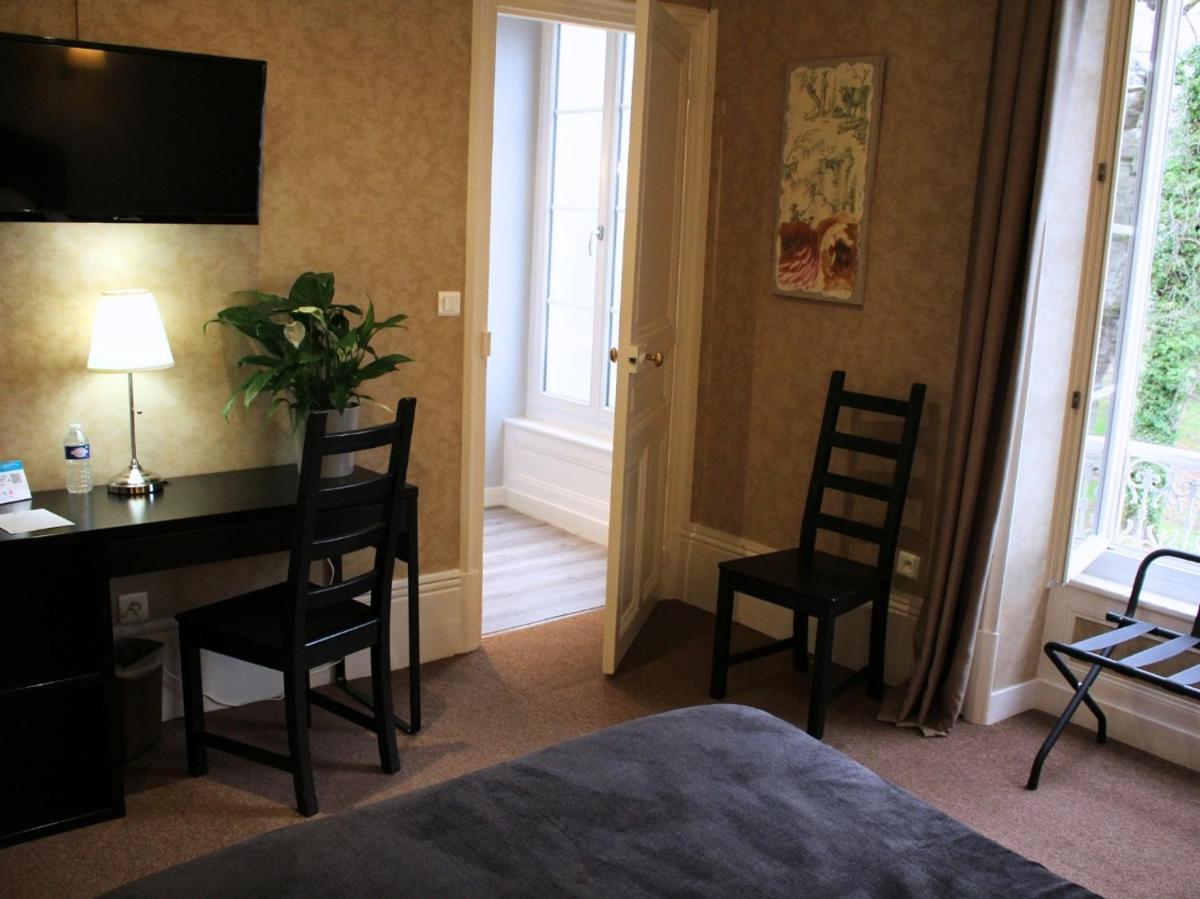 Coin salon dans l'établissement Grand Hôtel de Bourbon-Lancy - Spa et Restaurant - Logis