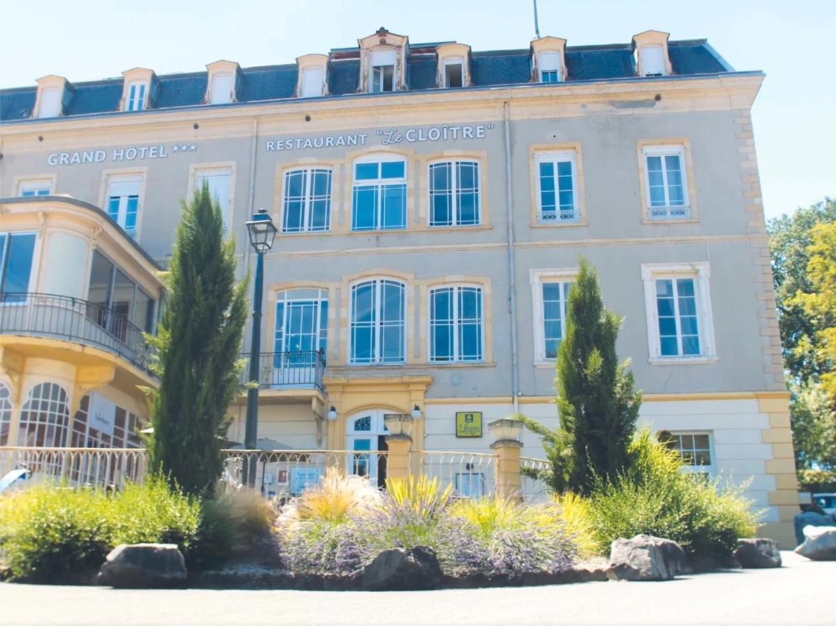 un grand bâtiment avec des arbres devant dans l'établissement Grand Hôtel de Bourbon-Lancy - Spa et Restaurant - Logis, à Bourbon-Lancy