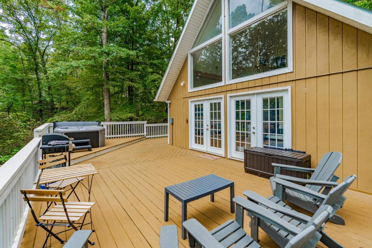 Hot Tub, Fire Pit, Deck, Grill, WiFi, Dog-Friendly - Housity