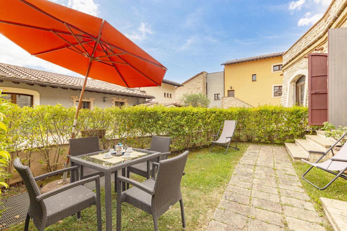 Le Acetaie With Shared Pool - Happy Rentals - Housity