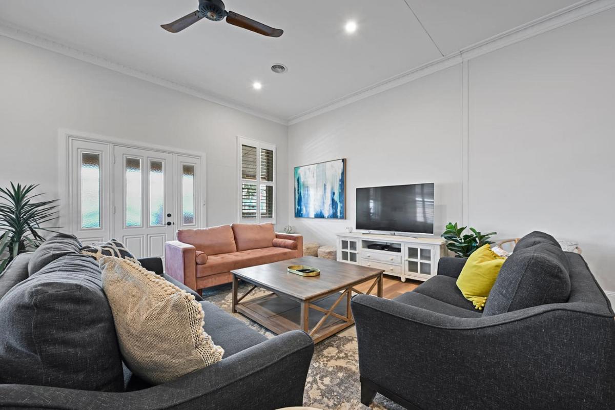 Dunkley House - Large CBD Heritage Home, Sleeps 10 - Housity