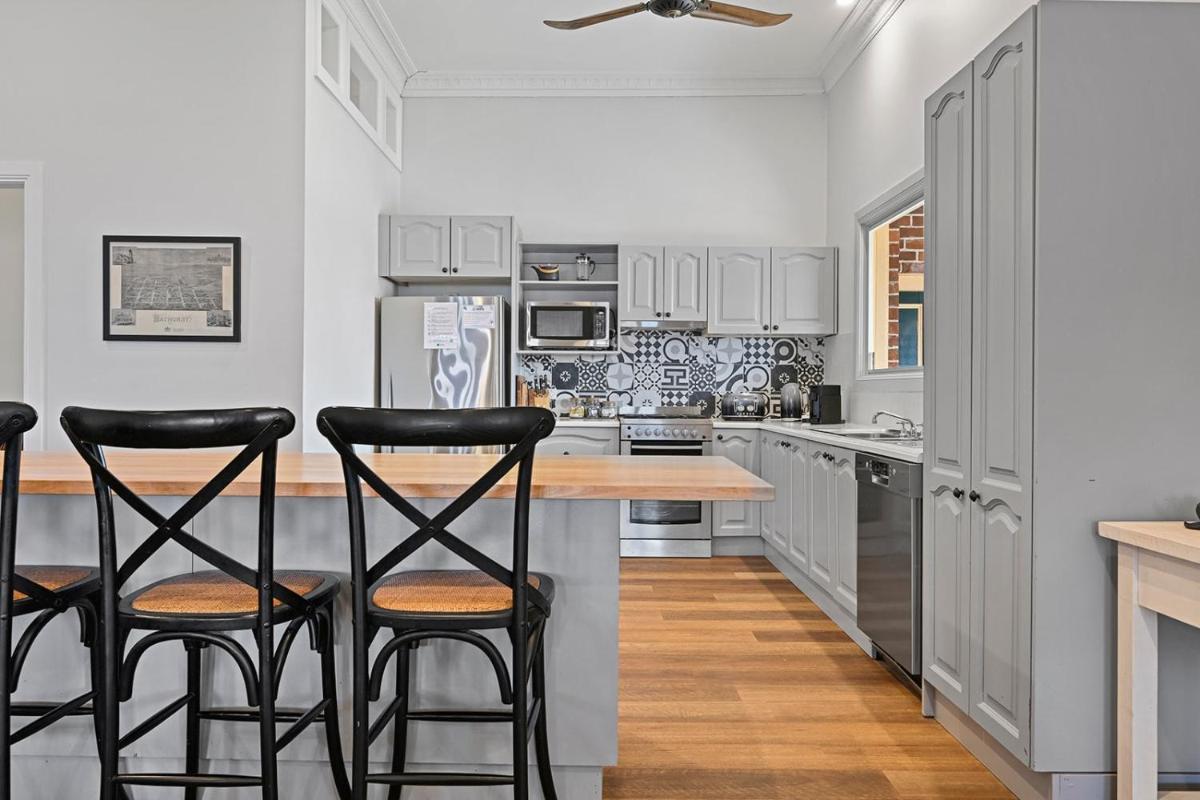 Dunkley House - Large CBD Heritage Home, Sleeps 10 - Housity