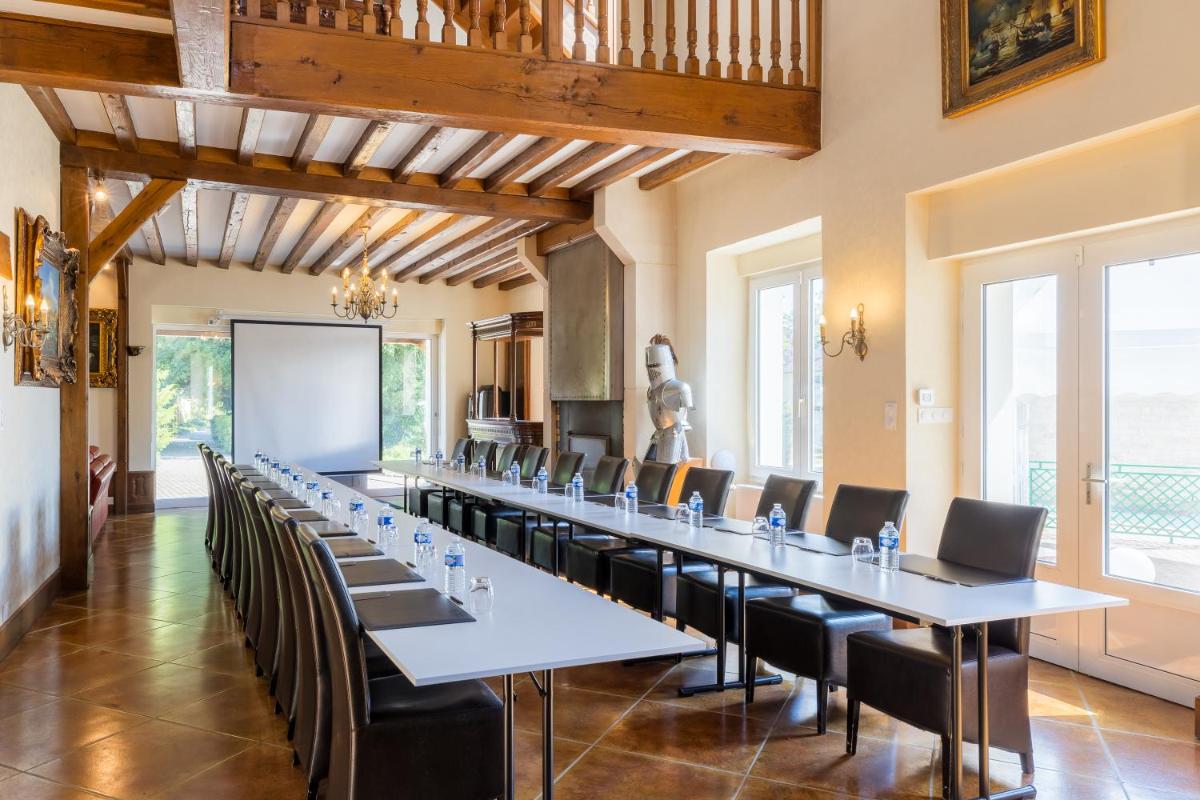 une grande pièce avec une longue table et des chaises dans l'établissement Le Moulin Du Landion Hôtel et Spa, à Dolancourt 37 autres photos