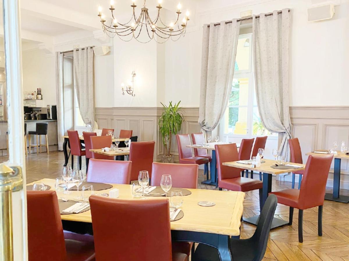 Coin salon dans l'établissement Grand Hôtel de Bourbon-Lancy - Spa et Restaurant - Logis