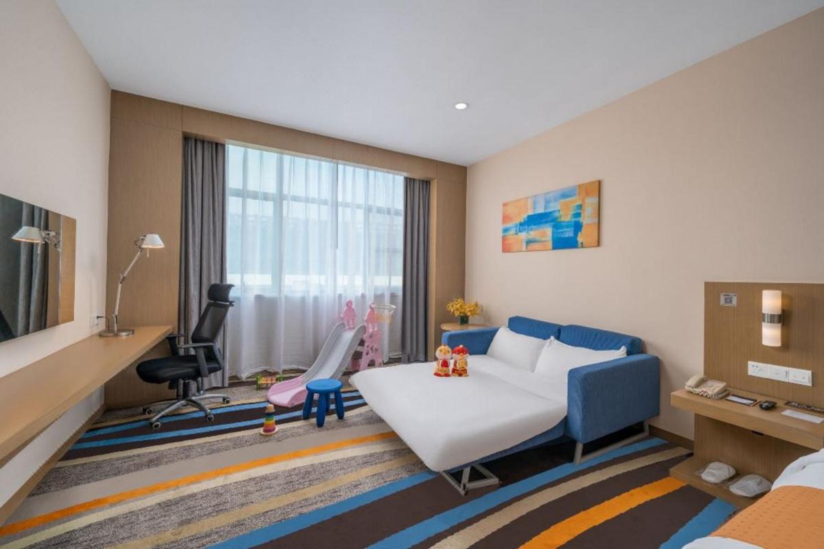Guangzhou Baiyun Airport Rejoice by Argyle Hotel Rehe Metro Exit B --Free shuttle bus is provided during the 137th Canton Fair - Housity
