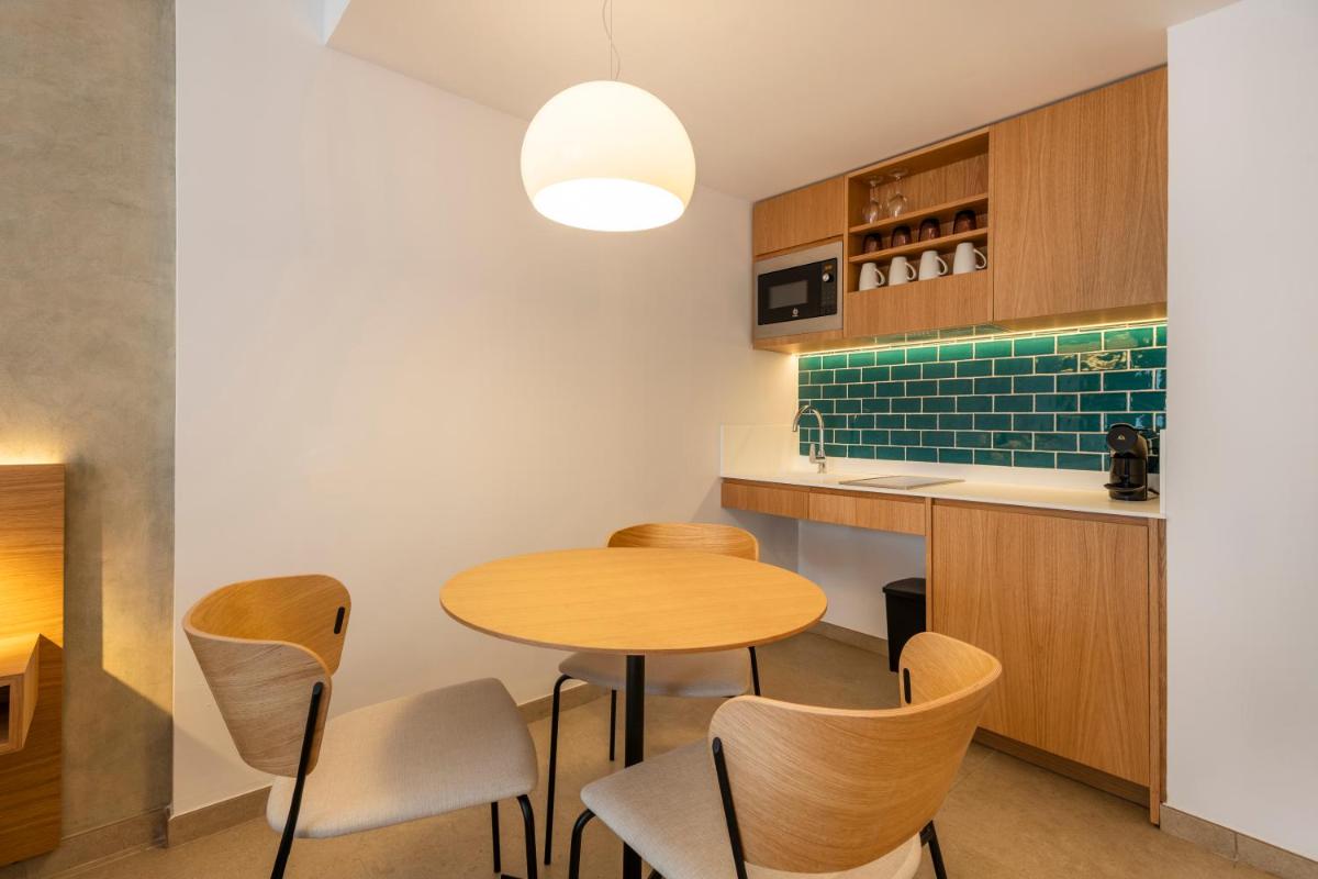 Una cocina o zona de cocina en Inturotel Cala Azul