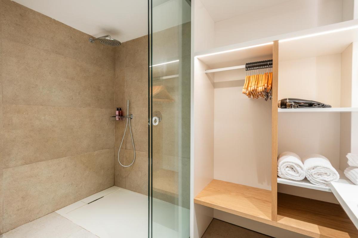 y baño con ducha acristalada. en Inturotel Cala Azul, en Cala d´Or