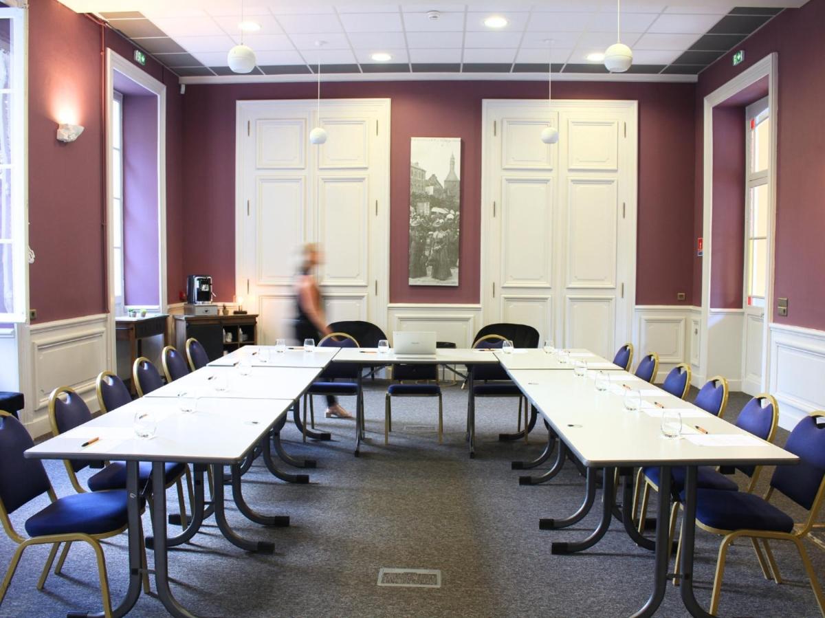 Espace de conférence ou salle de réunion dans l'établissement Grand Hôtel de Bourbon-Lancy - Spa et Restaurant - Logis