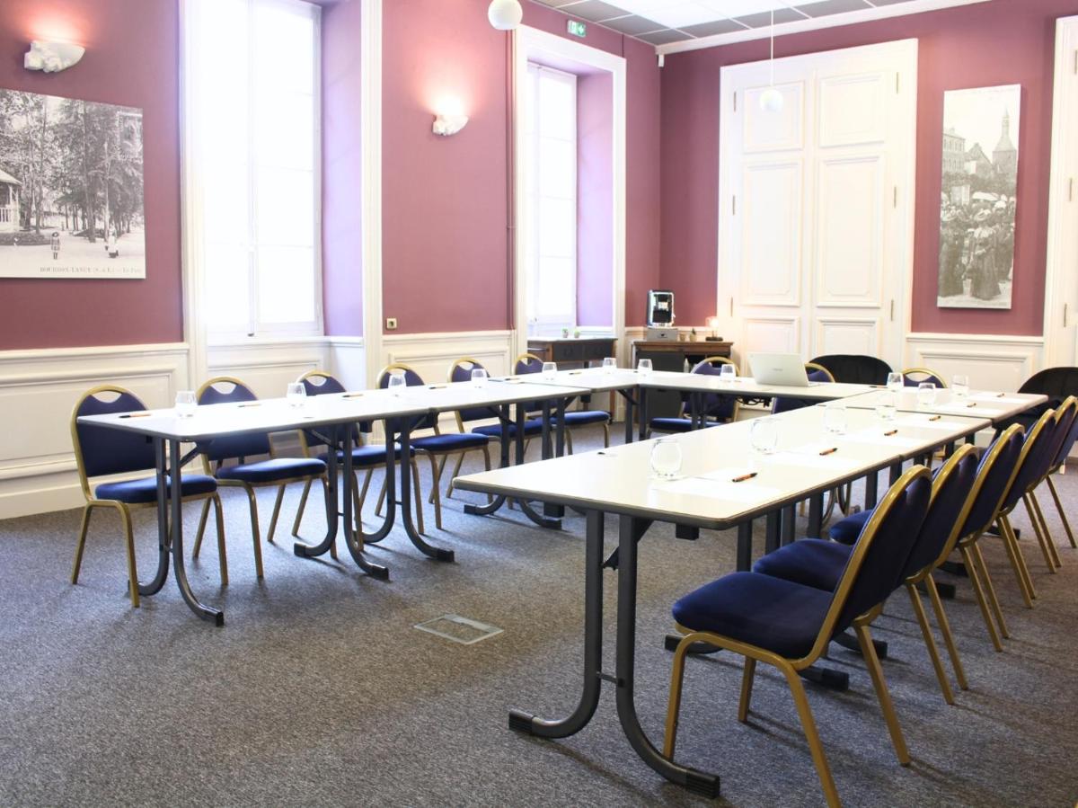 Espace de conférence ou salle de réunion dans l'établissement Grand Hôtel de Bourbon-Lancy - Spa et Restaurant - Logis