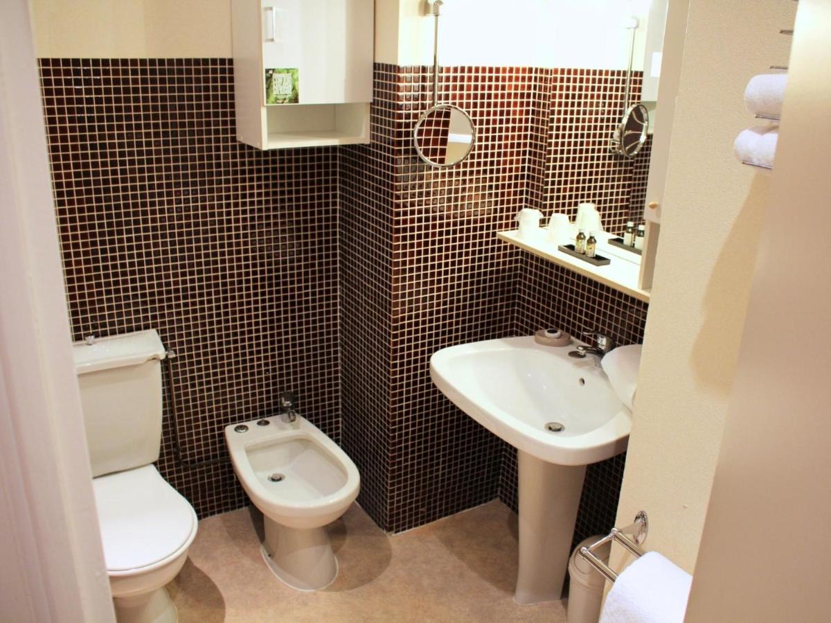 Salle de bains dans l'établissement Grand Hôtel de Bourbon-Lancy - Spa et Restaurant - Logis