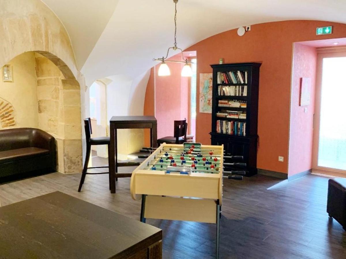 un salon avec un échiquier sur une table dans l'établissement Grand Hôtel de Bourbon-Lancy - Spa et Restaurant - Logis, à Bourbon-Lancy