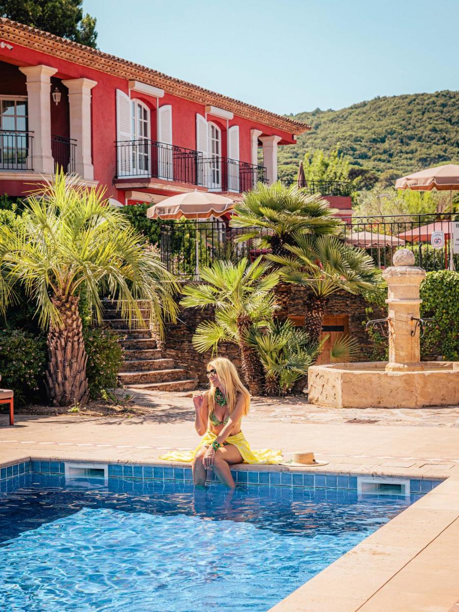 une femme en robe jaune assise dans une piscine dans l'établissement Domaine de l'Astragale, à Saint-Tropez 37 autres photos