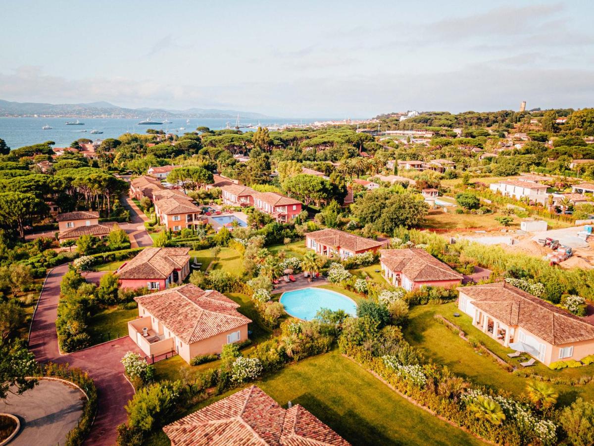 - une vue aérienne sur une maison avec une piscine dans l'établissement Domaine de l'Astragale, à Saint-Tropez