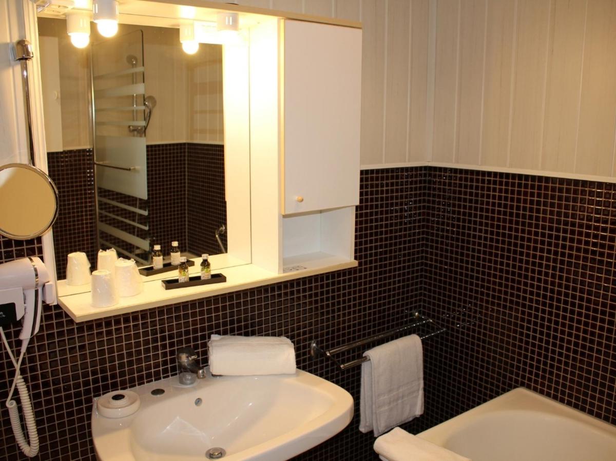 Salle de bains dans l'établissement Grand Hôtel de Bourbon-Lancy - Spa et Restaurant - Logis