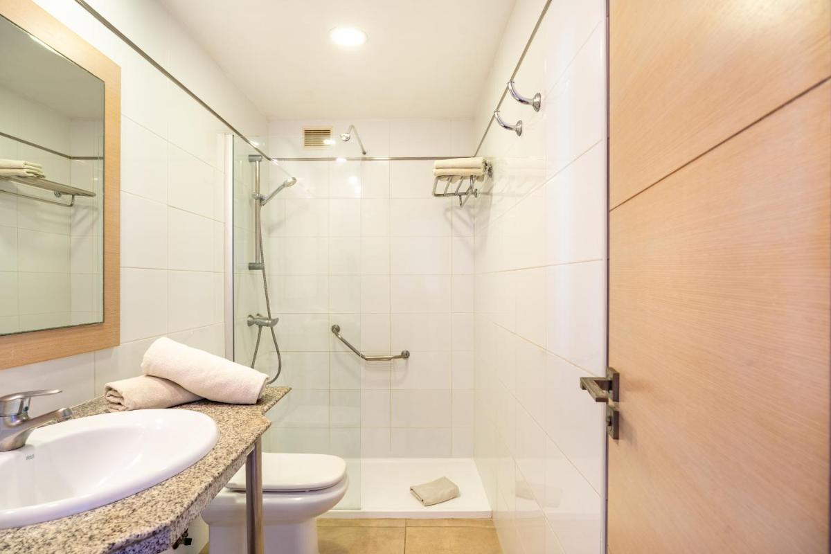 Apartamentos Cabau Cala Nova - Housity