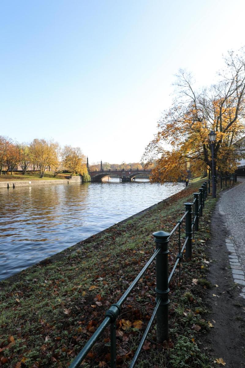 Blick auf einen Fluss in der Nähe des Hotels