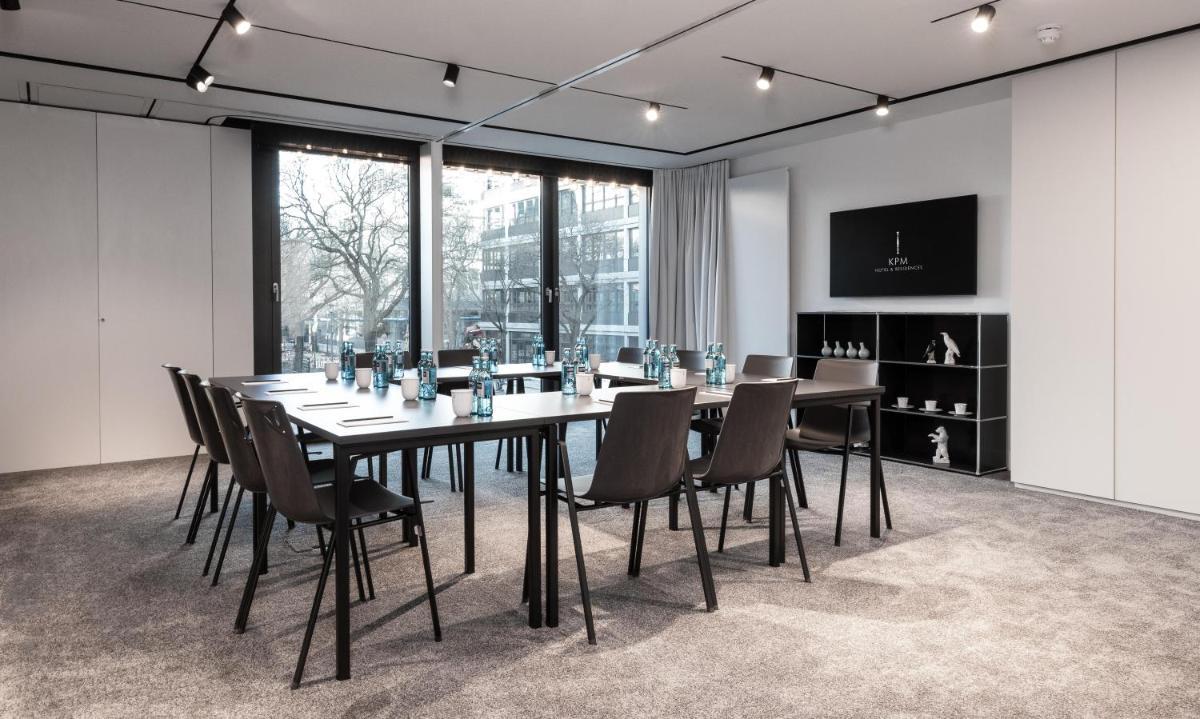 TV/Unterhaltungsangebot in der Unterkunft KPM Hotel & Residences Berlin, a Member of Design Hotels