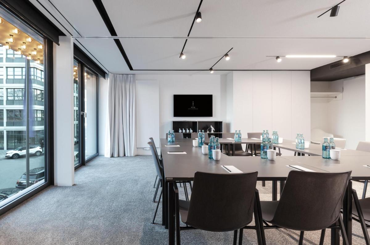 TV/Unterhaltungsangebot in der Unterkunft KPM Hotel & Residences Berlin, a Member of Design Hotels