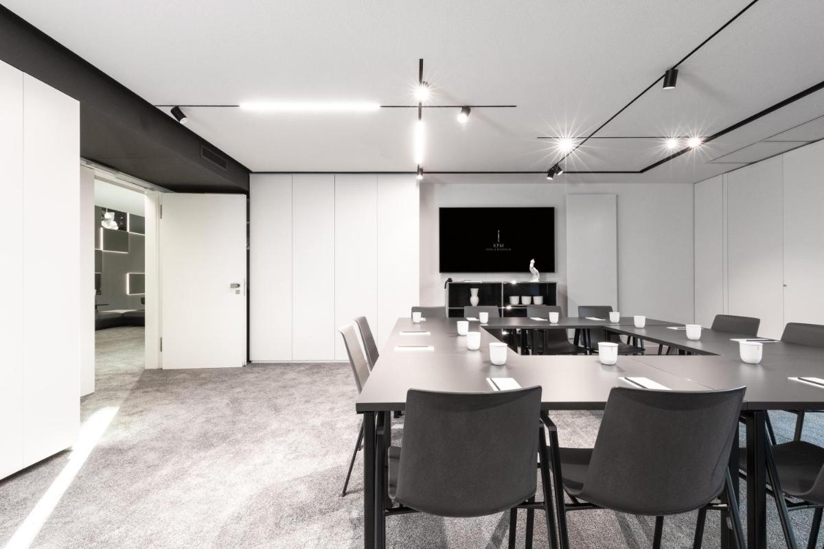 TV/Unterhaltungsangebot in der Unterkunft KPM Hotel & Residences Berlin, a Member of Design Hotels