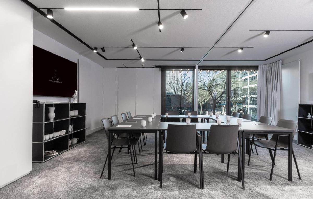 TV/Unterhaltungsangebot in der Unterkunft KPM Hotel & Residences Berlin, a Member of Design Hotels