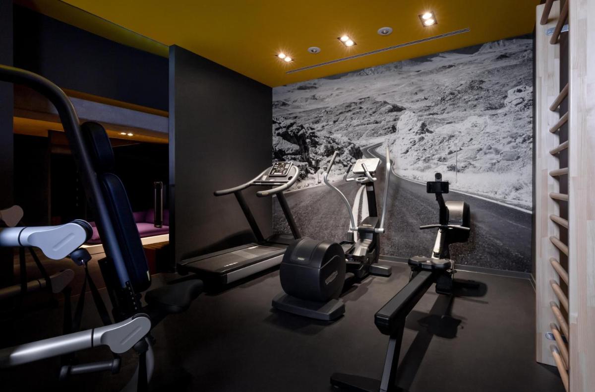 Das Fitnesscenter und/oder die Fitnesseinrichtungen in der Unterkunft KPM Hotel & Residences Berlin, a Member of Design Hotels
