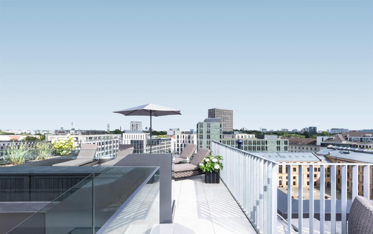Ein Balkon oder eine Terrasse in der Unterkunft KPM Hotel & Residences Berlin, a Member of Design Hotels