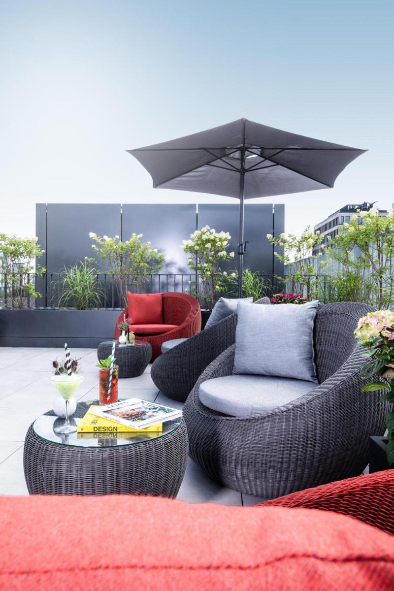 Ein Sitzbereich in der Unterkunft KPM Hotel & Residences Berlin, a Member of Design Hotels