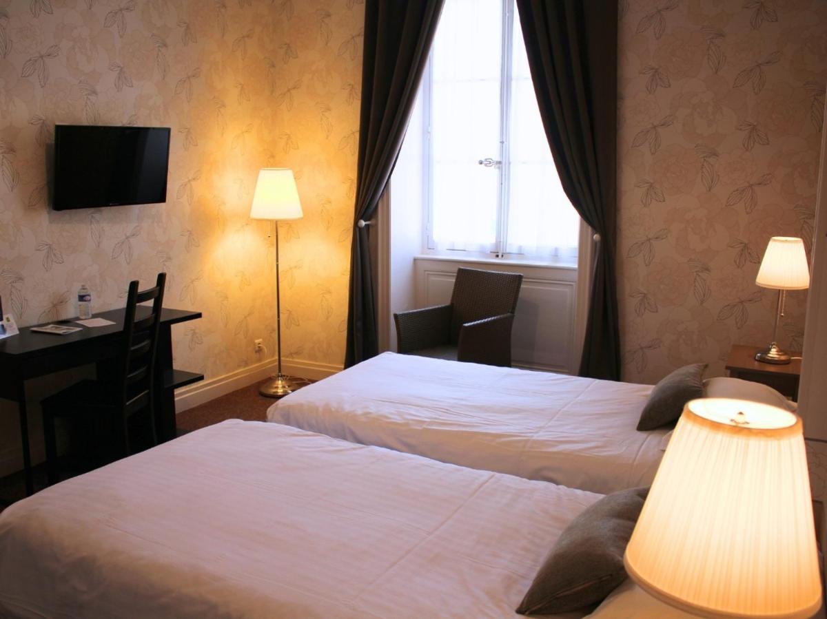 Un ou plusieurs lits dans un hébergement de l'établissement Grand Hôtel de Bourbon-Lancy - Spa et Restaurant - Logis