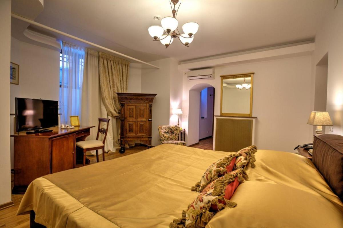 The Royal Fame - Modern Studio with Balcony & Panoramic View - Housity