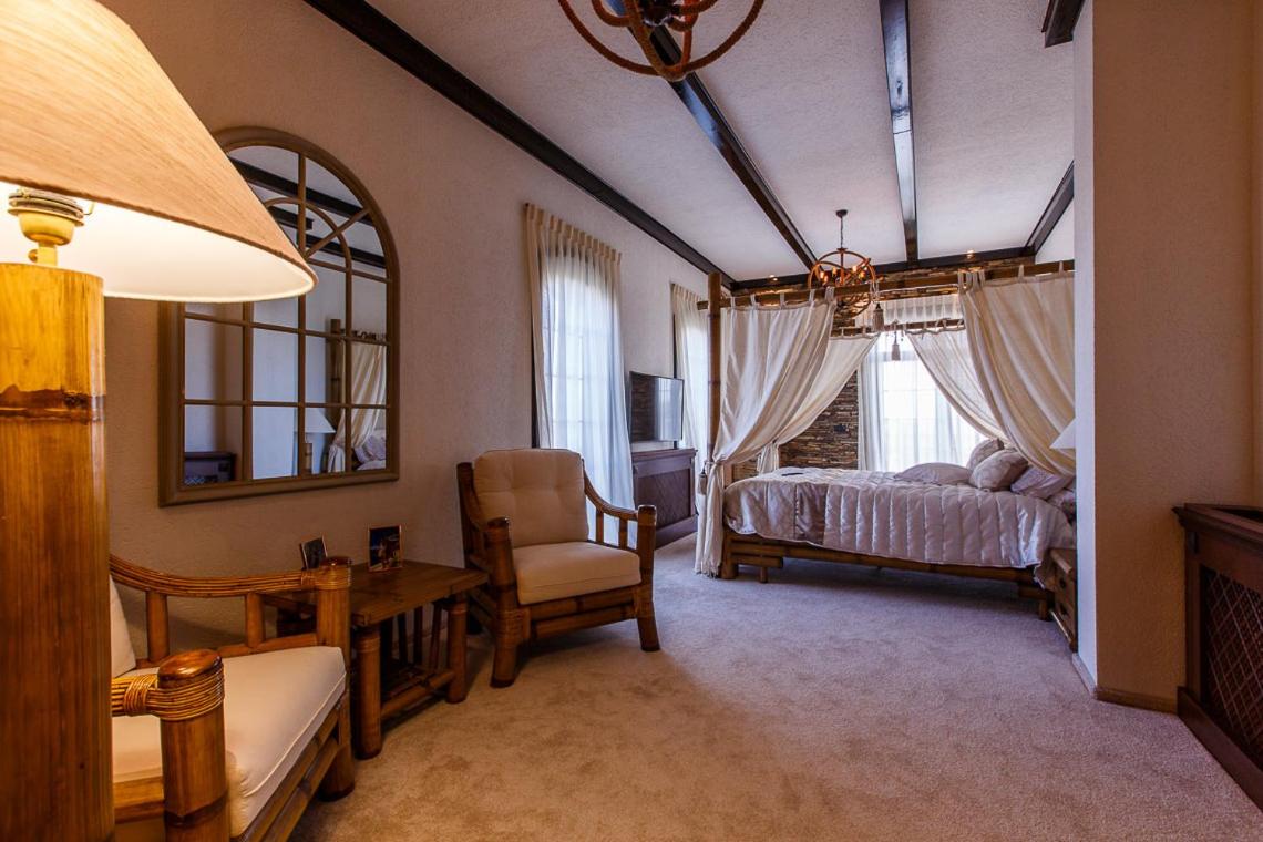 The Royal Fame - Modern Studio with Balcony & Panoramic View - Housity