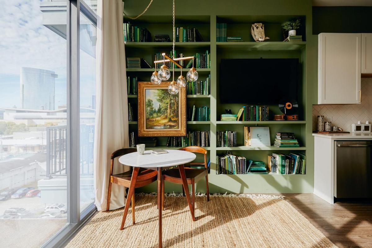 The Royal Fame - Modern Studio with Balcony & Panoramic View - Housity