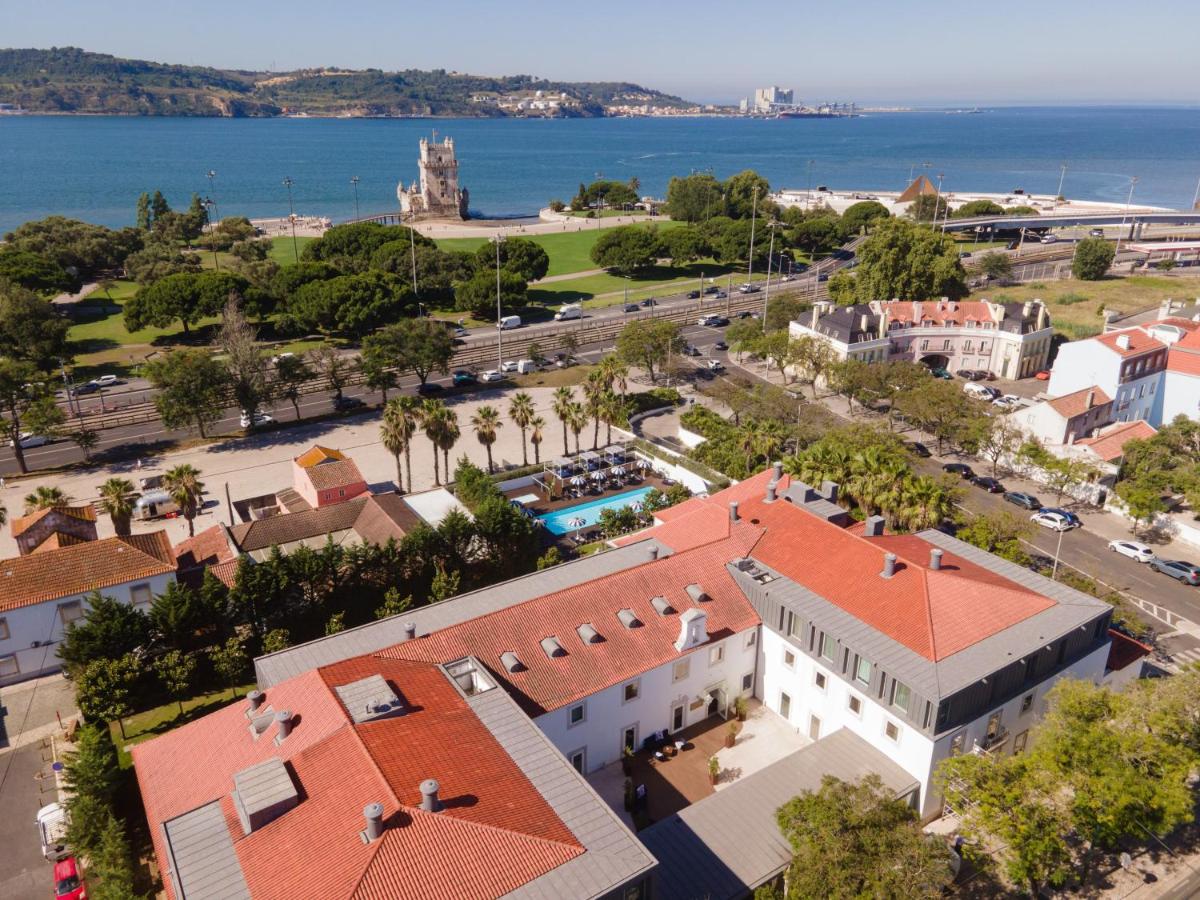uma vista aérea de uma cidade com o oceano ao fundo em Palácio do Governador - Lisbon Hotel & Spa em Lisboa