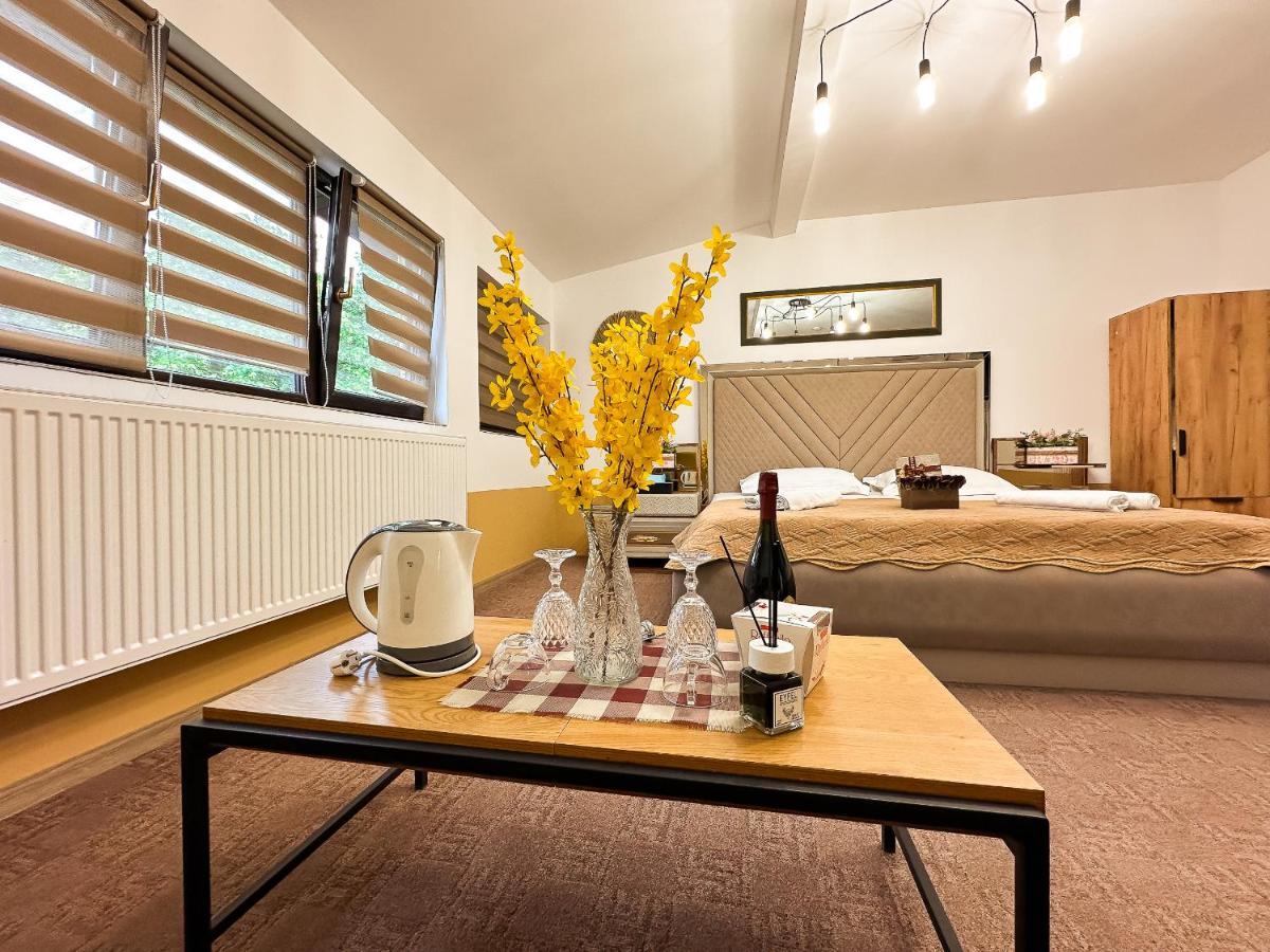 Golden Escape - Charming Studio in Prime Location - Housity